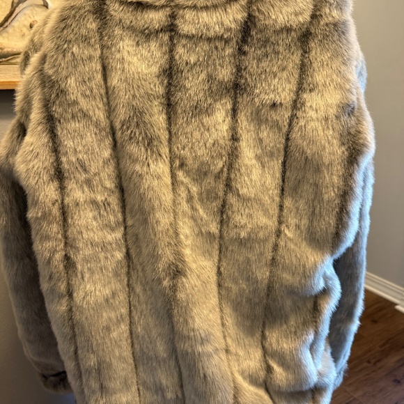 Dennis Basso silver faux fur coat. - Picture 6 of 6
